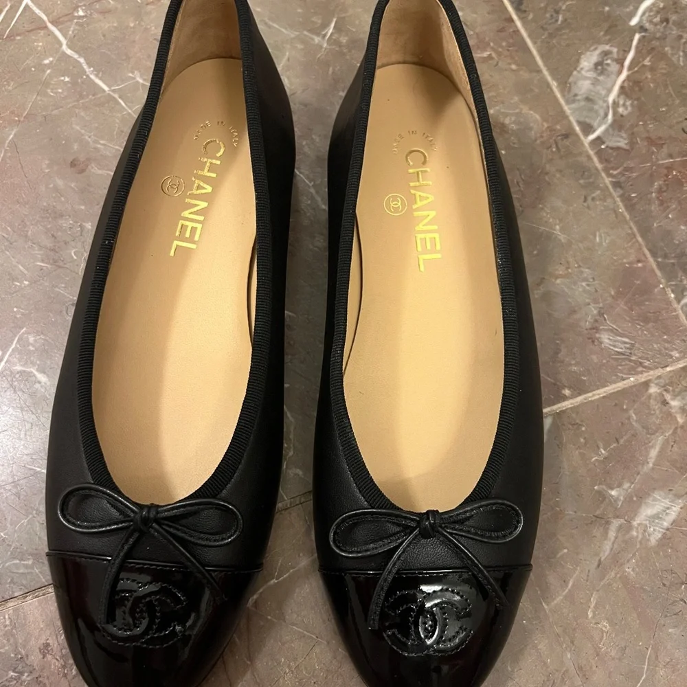 CHANEL Black Leather Ballet Flats with Patent Cap-Toe - 39.5